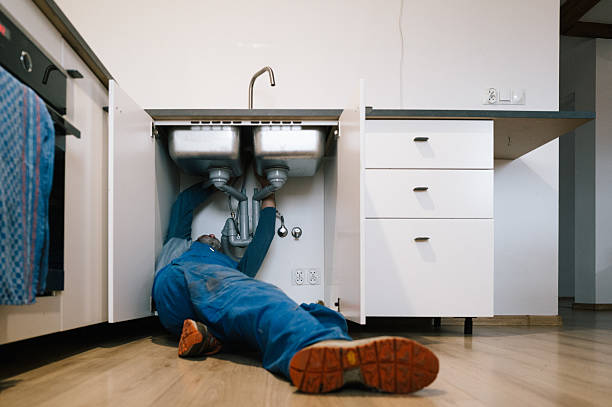 Professional Leak Detection technician working in Carpentersville, IL